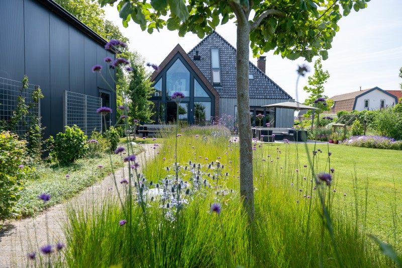 Moderne landelijke kindvriendelijke tuin